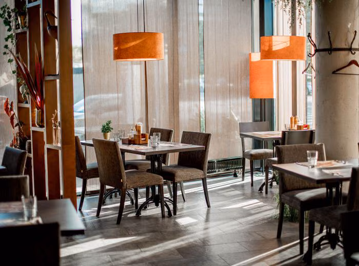 Salón de un restaurante con las mesas montadas