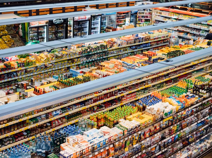 Exhibidores refrigerados surtidos en un supermercado