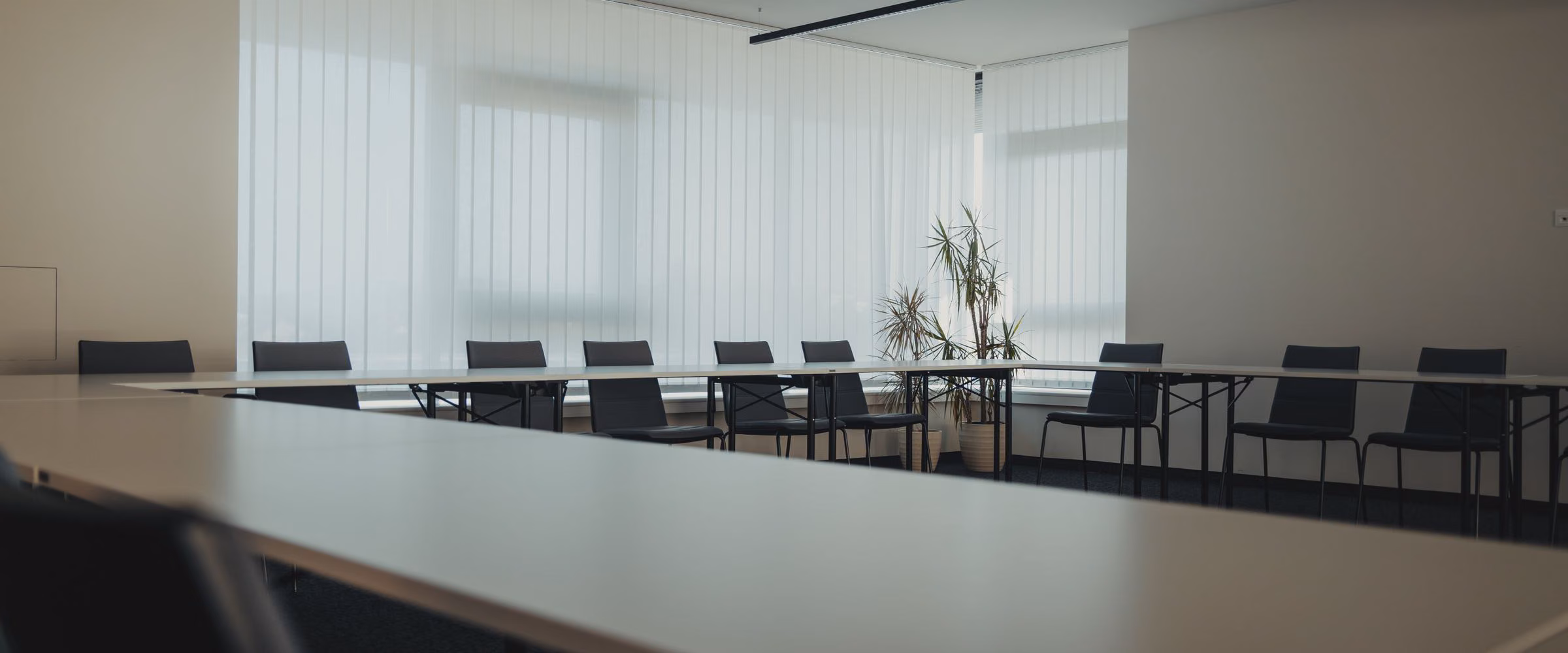 Sala de juntas con mesa larga