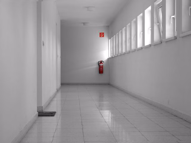 Pasillo de un inmueble con extintor señalizado