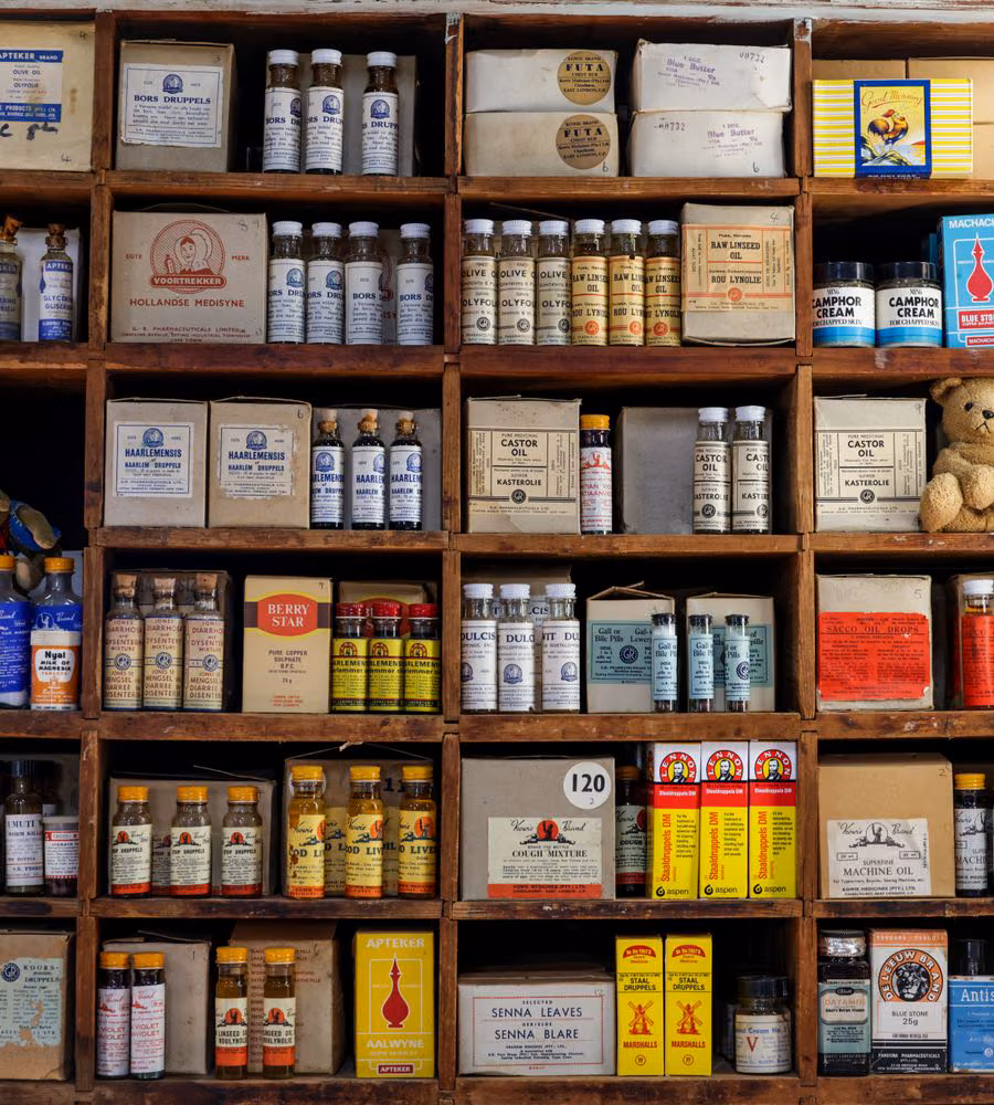 Anaqueles con productos en una farmacia