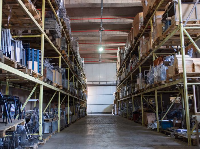 Pasillo de estanterías en un centro de distribución