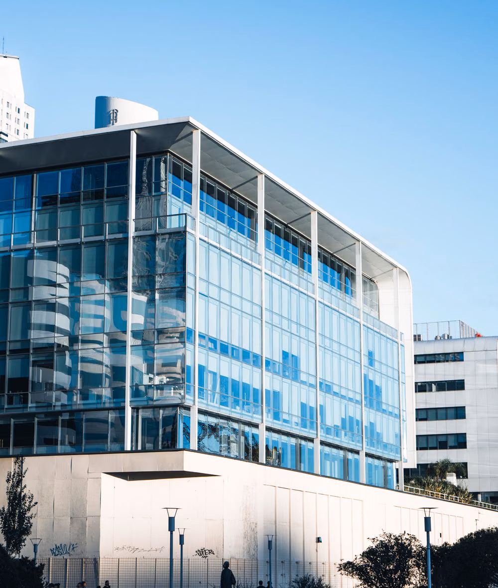 Edificio corporativo moderno de vidrio