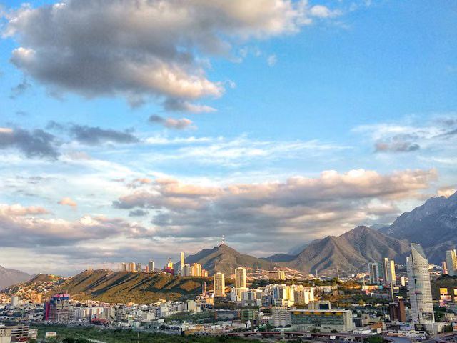 Vista de Monterrey con sus edificios y el cerro al fondo