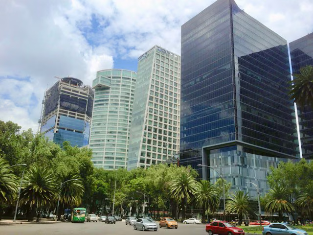Edificios corporativos de vidrio en la Ciudad de México