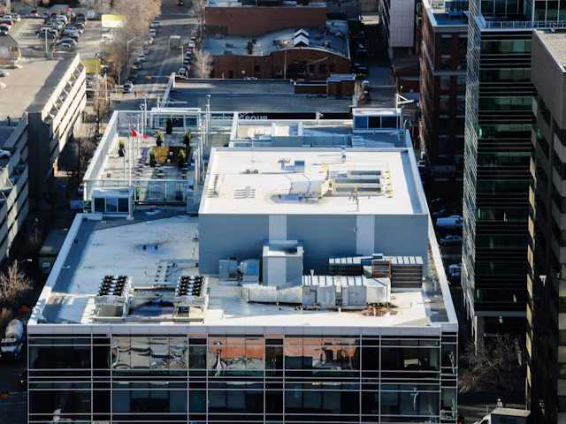 Azotea de un edificio comercial con equipos de ventilación y aire acondicionado
